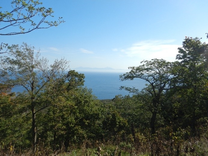 知床岬周辺から国後島を望む