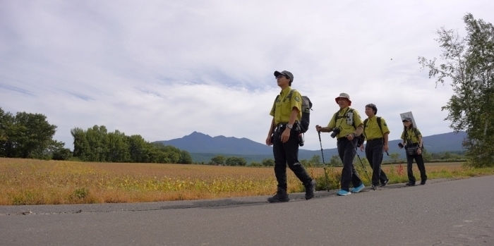 斜里岳に見守られてのハイク。大豆畑の横を通ります