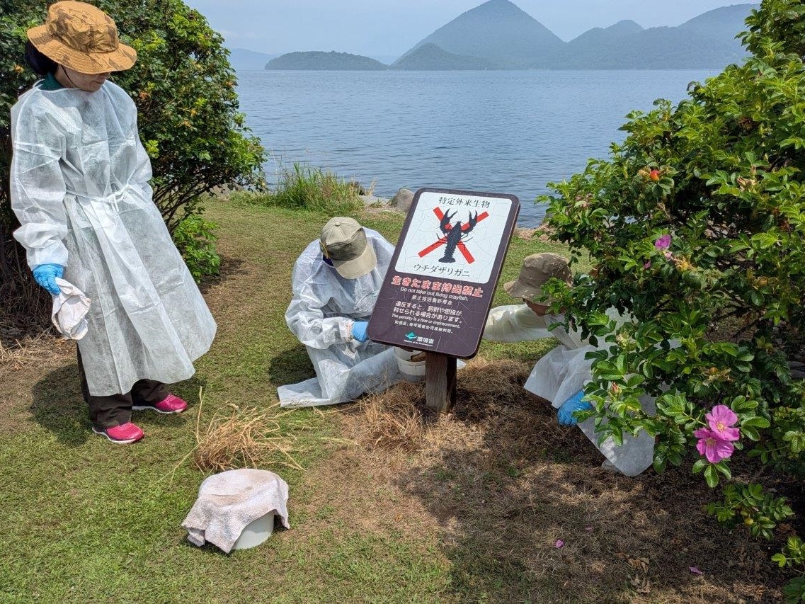 ザリガニ標識塗装の様子
