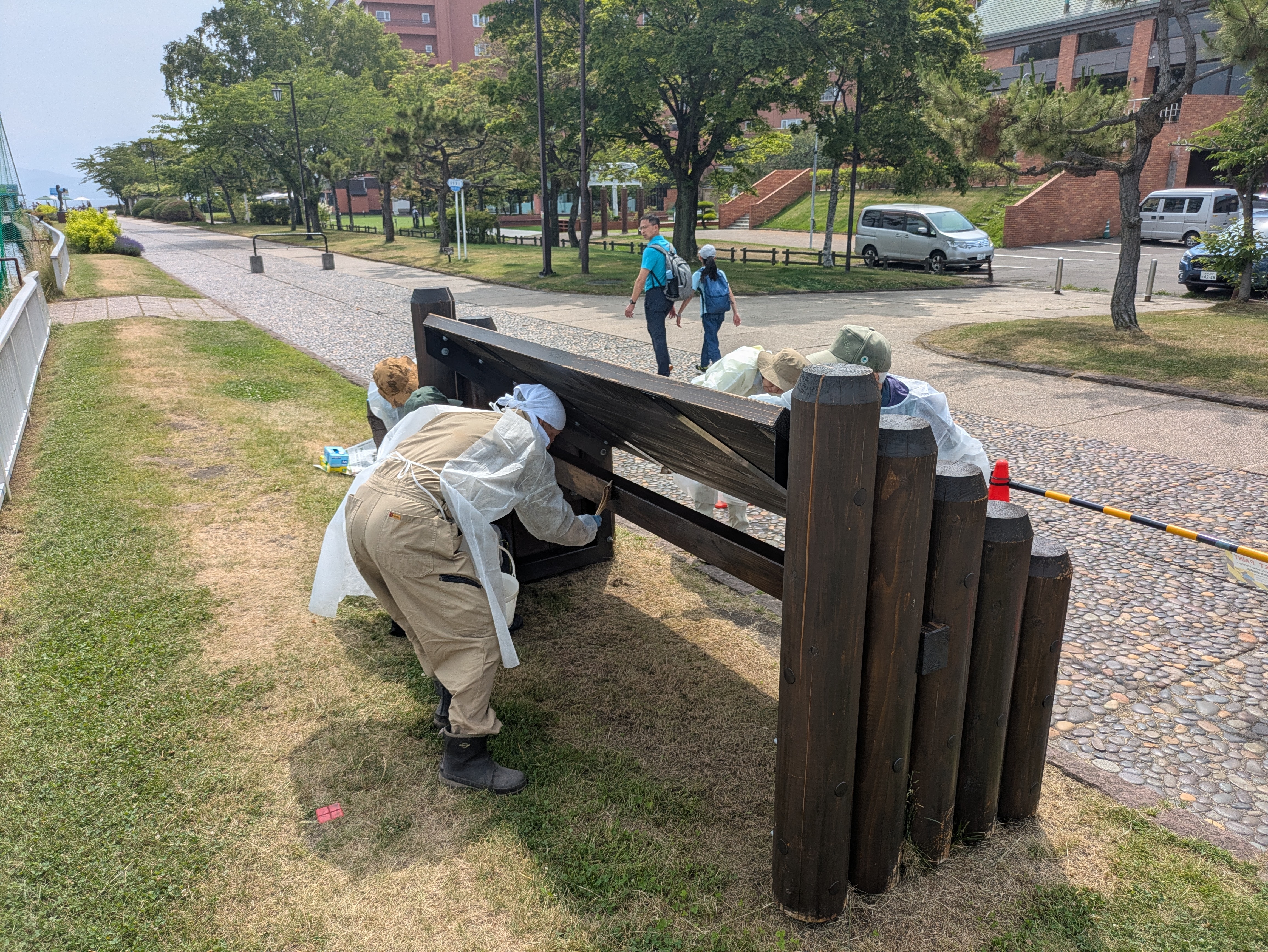 裏側を塗る様子