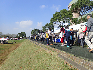 スコープやカメラを乗せた三脚が立ち並ぶ