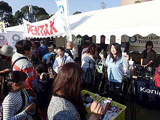 にぎわう光学機器メーカーブース