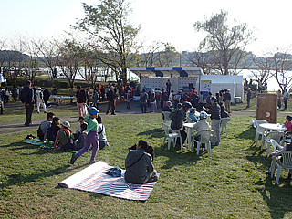 中央ステージ付近でくつろぐ家族客