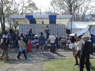 ステージではバンドが演奏している