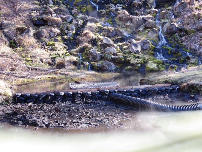 滝の下に設けられた堰
