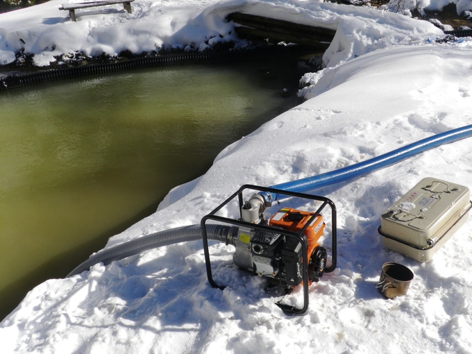 小型ポンプによる池の水抜き