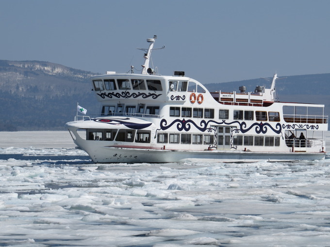 遊覧船による阿寒湖の砕氷作業
