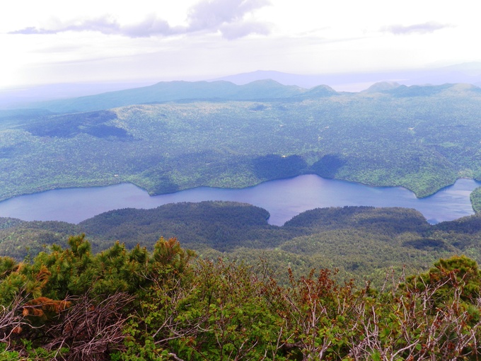（雄阿寒岳山頂から見えるパンケトー）
