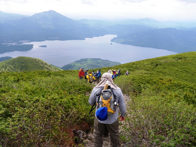 （雄阿寒岳から見た阿寒湖）