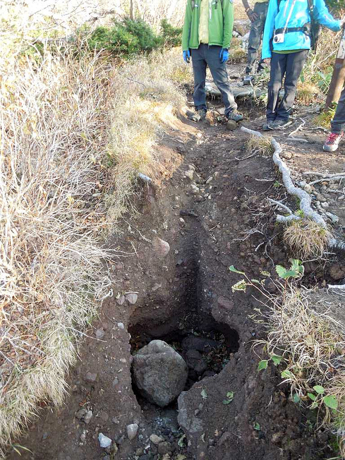 登山道に開いた穴