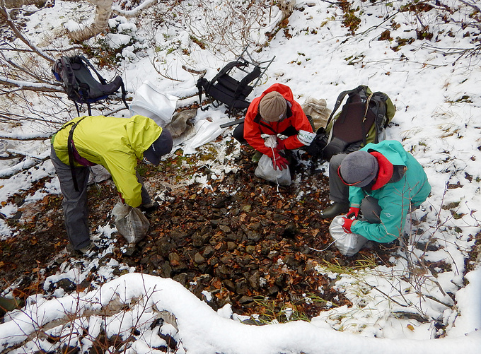 土嚢袋に石材を詰める