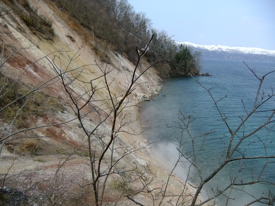 蒸気をあげる「オヤコツ地獄」（2016年4月13日撮影）