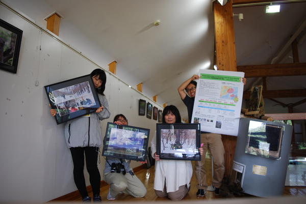 AR写真展の設置の様子とシマフクロウの巣箱