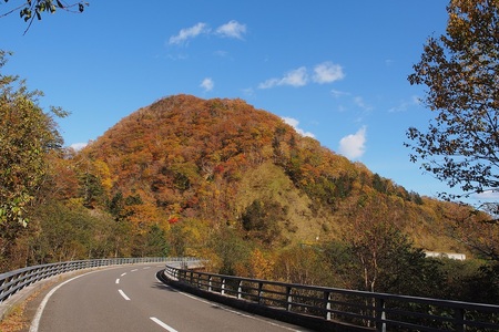 紅葉に包まれる横断道路２（2018年10月）