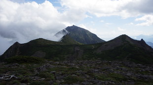 前天狗から望むニペソツ山の頂