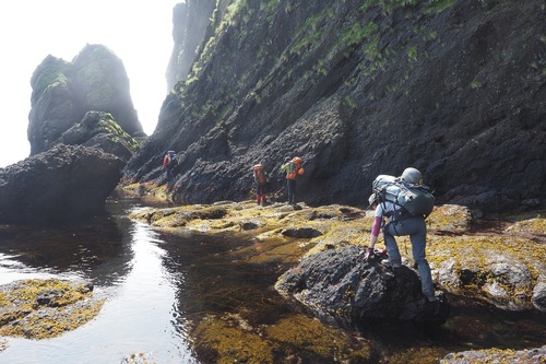 海に面する岩礁地帯を進むトレッカー（2019年8月撮影）