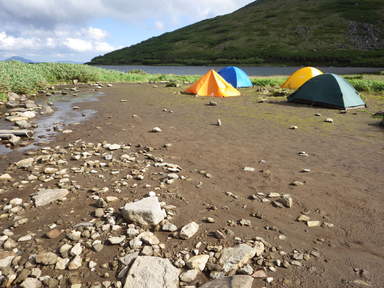 穏やかに見える野営地