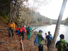 湖畔を歩く参加者のみなさん