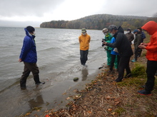 チュウルイ湾にてマリモ研究室職員によるマリモ生態解説