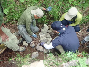 石組をする様子