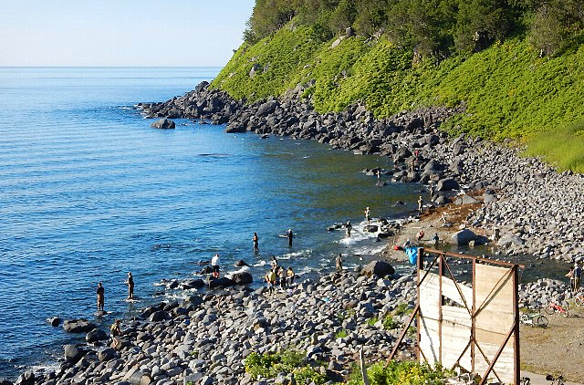 釣り人でにぎわう日中の幌別川河口。朝夕のマズメ時には人が倍増する（らしい）