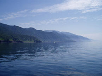 写真：知床国立公園 海上より知床半島斜里側を望む