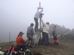 写真：旭岳での看板の補修