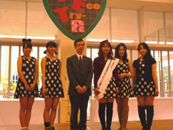 【写真２】３Ｒ推進北海道大会２０１３広報大使任命式（笹木統括環境保全企画官とご当地アイドル・ルミナリア）