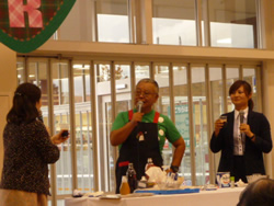 【写真３】トークセッション（南極料理人西村淳氏の軽妙洒脱なトーク）